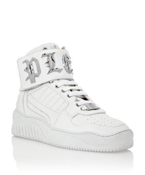 Ontworpen om de aandacht te trekken, ontmoet Thunder, de hi-top sneakers die sportieve stijl combineren met glamoureuze sferen.   
Gevoerd en gewatteerd leren met hertenprint  
Klittenband enkelband in nappaleer  
Gothische stijl merk op de band  
Gelabelde metalen oogjes  
High-tech, ergonomisch, ultra licht, schokabsorberende rubberen middenzool  
Gegoten buitenzool  
Binnenvoering