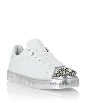 Voeg wat glamour toe aan een basisoutfit met deze leren hi-top sneakers. Bekijk de details.   
Nappa bovenwerk   
Geëmailleerde neus   
Bijpassende veters   
Zilveren rubberen middenzool met merklogo   
Groefzool voor maximale grip   
Binnenvoering en verwisselbare inlegzool