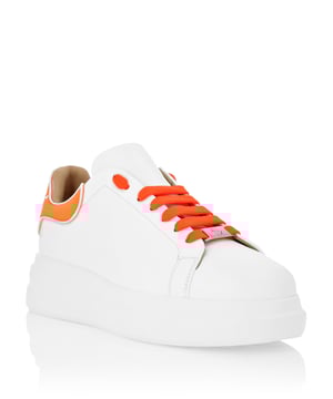 Elegante Einzigartigkeit für Ihre Freizeit mit diesen Lo-Top-Sneakers aus Leder. Sehen Sie sich die Details an.   Obermaterial aus Nappa   Abgesetzter Lederkragen   Schnürung passend zum Kragen   Geformte Laufsohle   Innenfutter und herausnehmbare Innensohle