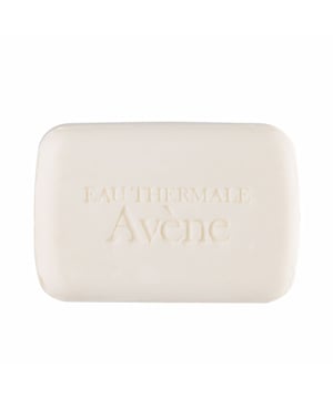 COLD CREAM pain surgras de Avène es un limpiador en barra que limpia, nutre y calma tanto el rostro como el cuerpo. Este limpiador, libre de jabón y enriquecido con Cold Cream, es perfecto para limpiar con delicadeza las pieles sensibles y secas. Al aplicarlo, se transforma en una espuma suave y rica que proporciona confort y flexibilidad a la epidermis. Además, contiene Agua Termal de Avène, conocida por sus propiedades calmantes que ayudan a prevenir la irritación. Suaves notas de perfume enriquecen la experiencia sensorial. Este producto es adecuado para usar en la bañera o en la ducha, y es seguro para todo tipo de pieles sensibles en el rostro y el cuerpo.