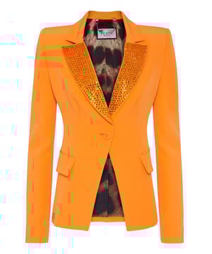 con cristales  Si le va el look glam, le sugerimos este blazer de noche de cady elástico. Descubra los cuidados detalles.   Cady de poliéster elástico   Solapa de pico cubierta de strass del mismo color   Un solo botón   Dos bolsillos con solapa   Forro moteado   Ajuste a la figura