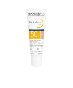 PHOTODERM M Melasma SPF50+ de BIODERMA es un producto diseñado para prevenir y disminuir las manchas oscuras en el rostro que pueden aparecer durante el embarazo o debido a cambios hormonales y tratamientos. Su fórmula ofrece alta cobertura con un acabado mate y proporciona una protección de amplio espectro, siendo especialmente eficaz contra la luz azul, la cual contribuye a la aparición del melasma. Este producto reduce hasta en cuatro veces la posibilidad de reaparición del melasma, con una eficacia comprobada: Photoderm M SPF50+ previene recidivas en el 90 % de las usuarias.* Además, unifica el tono de la piel y ofrece una gran cobertura sin dejar un efecto máscara. Es apto para embarazadas y durante la lactancia, su alta tolerancia es una garantía, es no comedogénico y resistente al agua.