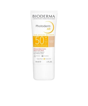 Crema solar PHOTODERM AR SPF50+ de BIODERMA, diseñada específicamente para pieles sensibles que presentan enrojecimiento. Proporciona una protección eficaz y superior contra los dañinos rayos UVA/UVB, previniendo quemaduras solares y reacciones alérgicas. Además, ayuda a reducir y prevenir la rojez, al tiempo que defiende contra el daño celular y el envejecimiento prematuro de la piel. Su tono natural contribuye a unificar el aspecto del rostro. Su efectividad está respaldada por pruebas clínicas, y 8 de cada 10 usuarios la califican como excelente*. Este producto es no comedogénico, libre de fragancias y resistente al agua.