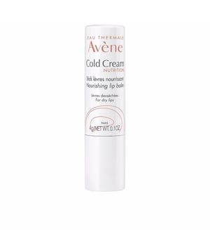Der Lippenstift COLD CREAM von Avène ist ein pflegender Balsam, der speziell dafür entwickelt wurde, die Lippen zu nähren, zu regenerieren und zu beruhigen. Seine spezielle Formulierung enthält Avène-Thermalwasser, das für seine ausgleichenden Eigenschaften bekannt ist, sowie eine Kaltcreme. Diese Kombination aus Wachs, Fetten und Thermalwasser hilft, den Hydrolipidfilm der Lippen zu regenerieren und schützt effektiv vor dem Austrocknen. Das Produkt besitzt eine cremige Textur, die sich angenehm aufträgt, ist wasserfest und hinterlässt keinen unschönen weißen Film. Ideal geeignet, um die Geschmeidigkeit und das Wohlbefinden der Lippen zu fördern.