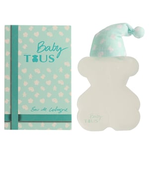 ¡COMPARTE OSITO CON TU BEBÉ! Baby Tous de Tous es un “Eau de Cologne” adecuado para bebés, así como para hombres y mujeres, que presenta notas florales, frutales y cítricas. Esta fragancia es ideal para usar en familia, ya que su frescura y suavidad hacen que sea perfecta para ambientar nuestro hogar, brindando un aroma limpio y lleno de luminosidad. También resulta ser un regalo perfecto para los recién nacidos. Cabe destacar que esta versión incluye alcohol.  Creada en 2007 por los perfumistas Shyamala Maisondieu y Michel Girard, esta fragancia destila ternura, suavidad y delicadeza. Su aroma evoca la esencia de un bebé recién bañado, considerado el olor más puro y encantador que existe. Nos transporta a un mundo de mimos y cariños, mientras cuida nuestra piel dejándola sedosa.  La pirámide olfativa ofrece una combinación maravillosa de notas sutiles y frescas, que incluyen mandarina, neroli, bergamota, azahar, rosa, almizcle, petit grain y cedro. Es una fusión diseñada especialmente para la piel de un bebé.  Vale resaltar que contiene alcohol, lo que le otorga mayor fijación en la piel. Fue la fundadora de la marca de joyería, Rosa Tous, quien se inspiró en el aroma de sus hijas durante su infancia para crear Baby Tous.  El frasco es un verdadero símbolo de ternura, tiene la misma forma que el emblemático oso que representa a la marca. Esta vez, con un toque divertido: en su delicada cabeza lleva un gorrito de pijama con detalles infantiles.