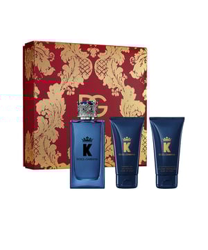 K POR DOLCE&GABBANA ENVASE de DOLCE & GABBANADolce&Gabbana Beauty presenta una experiencia olfativa sin igual con la versión intensa de K por Dolce&Gabbana: K por Dolce&Gabbana Eau de Parfum. Atractivo, magnético y seductor, este perfume revela la esencia profunda de un rey contemporáneo. Representando la armonía entre la fuerza y la bondad, muestra que no solo es digno de su corona, sino que también tiene el poder de dominarla.  LA FRAGANCIA. Basada en la herencia del Eau de Toilette, K de Dolce&Gabbana Eau de Parfum desvela un aroma atractivo que simboliza al hombre que abraza su destino con fervor y seguridad. Inspirada en la accidentada y rica Toscana, este perfume es una versión intensa que despliega un corazón especiado encantador y un fondo amaderado.  LOS COMPONENTES. K por Dolce&Gabbana Eau de Parfum comienza con una explosión irresistible de notas cítricas. La mezcla de naranja sanguina con limón, junto a un toque de guindilla brillante, crean una salida vibrante. El matiz de bayas de enebro y las notas especiadas de cardamomo aportan una complejidad atrayente. La frescura del geranio, la salvia y la revitalizante lavanda se tornan más seductoras gracias a un acorde de leche de higo. La fragancia culmina con un fondo atrayente y sensual de madera de cedro, pachulí terroso y vetiver especiado, realzado por una nota vívida de madera ahumada de Nagarmotha. K de Dolce&Gabbana Eau de Parfum es una esencia amaderada diseñada para hombres carismáticos y apasionados.  EL DISEÑO. Conservar la forma angular del frasco original de K por Dolce&Gabbana, ahora se presenta en un azul real más profundo, reflejando así la nueva intensidad de esta sorprendente fragancia. Su vidrio, que no es completamente opaco, permite vislumbrar el delicioso aroma que guarda. La famosa corona que adorna el frasco se presenta ahora con un acabado plateado, destacando el azul distinguido de su parte superior y las piedras que la rodean. En el envase, la letra K con corona evoca los símbolos de la realeza con un toque de modernidad atrevida. Grandioso y memorable, el frasco encapsula a la perfección el carismático mundo de un rey actual.  LA CAMPAÑA. Al seguir la narrativa de K de Dolce&Gabbana Eau de Toilette, ambientada en el encantador y atemporal pueblo de Montepulciano en Toscana, el Eau de Parfum nos ofrece una nueva visión del rey moderno de Dolce&Gabbana, interpretado nuevamente por Mariano di Vaio. Fotografiados por Mariano Vivanco frente a un pórtico clásico de la Toscana, su mirada cautivadora y seductora revela su magnetismo natural y su fuerza innata. En el anuncio de la campaña, su motocicleta resuena en una calle frondosa, con una melodía de Ennio Morricone como fondo. Arriba en la colina, llega a la aldea para un cálido encuentro con su familia y disfrutar de la compañía de amigos.