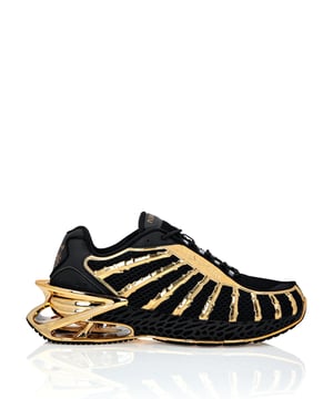 Diese Thunderstorm Gen X 01 Runner sind das Ergebnis der Kreativität des Plein Sport Labs, das sich zum Ziel gesetzt hat, Spitzentechnologie und ein einzigartiges und herausragendes Design zu vereinen.   Dynamisches, verstärktes Mesh-Obermaterial mit Metallschalen-Ösen   Slip-on-Passform für Stabilität und guten Sitz   Röhrenförmige Schnürsenkel   Der ikonische Tiger ist auf der Sohle eingearbeitet   Gummierte, ergonomische, stoßdämpfende, ultraleichte, perforierte Hightech-Zwischensohle mit innovativen Details aus plattiertem Metall   Für optimalen Grip geformte Laufsohle   Innenfutter