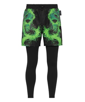 Estos pantalones de entrenamiento 2 en 1 están diseñados para hacer footing y alcanzar tus objetivos en las mejores condiciones. Comodidad y rendimiento se suman al estilo de Plein Sport.   Pantalones cortos de nailon mate y perneras de punto de algodón elástico.   Obra gráfica en spray fluorescente impresa en los pantalones cortos   Cintura elástica con cordón de ajuste   Dos bolsillos con aberturas   Parche de goma con logotipo cosido en la pierna izquierda