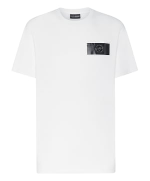 Plein Sport te da la oportunidad de destacar también mientras entrenas duro. Echa un vistazo a esta nueva camiseta con los elementos icónicos de la marca.   Máxima comodidad gracias a la flexibilidad natural del jersey de algodón.   Estampados de goma en 3D de la marca y el tigre en la espalda   Parche Tiger engomado cosido en el pecho izquierdo sobre una cinta de color   Escote de punto elástico   Dobladillos cosidos a dos agujas