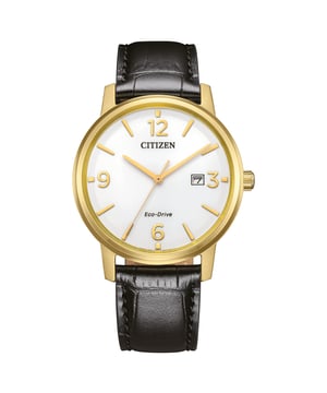 Diese Citizen  Analog Uhr für  Herren ist das perfekte Accessoire zum tragen oder verschenken. Ihr Gold 40 mm Rund Gehäuse kombiniert mit dem bequemen Schwarz Armband aus  Leder garantiert, dass Sie diese atemberaubende Uhr kompromisslos genießen werden. Angetrieben von einem hochwertigen Eco-Drive Uhrwerk und wasserdicht bis 3 bars, läuft Ihre Uhr stets weiter. Diese Eco-Drive-Uhr lädt sich bei jedem Licht auf und läuft unendlich weiter. Sie benötigt keinen Batteriewechsel, kein Aufladen und kein Aufziehen, um konstant zu funktionieren. Diese Analoguhr verfügt über eine Kalenderfunktion: Datum und ist mit Solarbetrieb ausgestattet. Diese hochwertige Uhr hat ein Schwarz Leder ( 21 cm Länge und 19 mm Breite) mit einer Dornschließe Gehäusedurchmesser: 40 mm,Gehäuse Höhe: 8 mm, Gehäusefarbe: Gold und Zifferblattfarbe: weiß