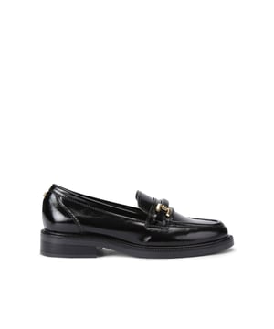 This Noto Loafer from Carvela is crafted from a black patent leather. There is a gold metal wrapped horse bit chain detail across the rounded toe.