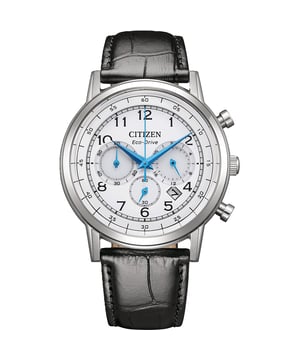 Diese Citizen Chronograph-Uhr für Männer ist das perfekte Zeitmesser zum Tragen oder Verschenken. Das 42 mm große, runde Gehäuse aus Silber in Kombination mit dem bequemen Armband aus schwarzem Leder sorgt dafür, dass Sie dieses atemberaubende Zeitmessgerät ohne Kompromisse genießen können. Angetrieben von einem hochwertigen Eco-Drive-Uhrwerk und bis zu 5 Bar wasserdicht, wird Ihre Uhr weiter ticken.