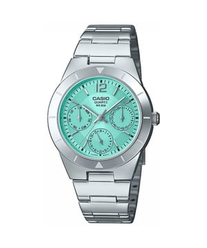 Diese Casio Casio Collection Multi Dial Uhr für Frauen ist das perfekte Zeitmesser, um sie zu tragen oder zu verschenken. Das silberne, runde 31 mm Gehäuse in Kombination mit dem bequemen, weißen Edelstahlarmband sorgt dafür, dass Sie dieses atemberaubende Zeitmesser ohne Kompromisse genießen können. Betrieben von einem hochwertigen Quarzwerk und wasserfest bis 5 bar, wird Ihre Uhr weiterhin zuverlässig ticken. Diese klassische und trendige Uhr ist ein perfektes Geschenk für Neujahr, Geburtstag, Valentinstag und vieles mehr. Diese Multi Dial Uhr verfügt über eine Kalenderfunktion: Tag-Datum sowie 24-Stunden-Anzeige. Hochwertiges Armband aus weißem Edelstahl mit einer Länge von 19 cm und einer Breite von 18 mm sowie einem Klappverschluss mit Druckknopf. Gehäusedurchmesser: 31 mm, Gehäusehöhe: 8 mm, Gehäusefarbe: Silber und Ziffernblattfarbe: Grün.
