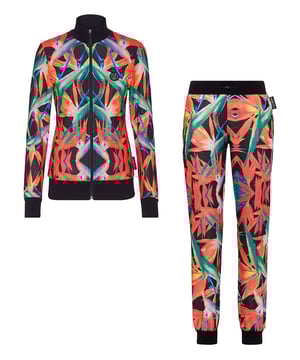 Echa un vistazo al nuevo chándal que hace que tus sesiones deportivas y tus momentos de ocio destaquen.   Triacetato de mezcla de algodón con estampado floral.   La Marca aparece en la parte trasera de la parte superior   Parche engomado con el emblema de la Marca cosido tanto en la chaqueta como en el pantalón   Cierre de cremallera impermeable en la chaqueta   Bolsillos con aberturas   Dobladillos de punto elástico