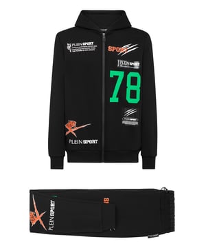 Hier ist dein neuer Trainingsanzug, perfekt für dein Training und auch für deine Freizeit.   Stretch-Baumwollfleece mit Gazefutter    Markenzeichen und grafische Verzierungen   Wasserdichter Reißverschluss an der Kapuze, mit zwei Einschubtaschen   Elastischer Nylonbund mit Kordelzug   Zwei Eingrifftaschen    Rippstrickbündchen