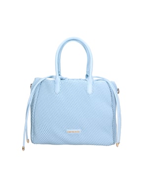 Bolso bandolera para mujer. El cierre es con cordones. Los bolsillos internos son uno con cremallera y dos abiertos. Los bolsillos externos son uno en la espalda con cremallera. La correa para el hombro es ajustable y extraíble. El mango está fabricado en PU. Hay un compartimento interno. El material externo es 100%PU. Internamente es 100% Poliéster. Medidas: 30x24x10 cm. Producto de moda