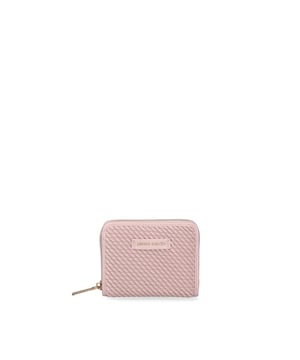 Cartera de mujer. El cierre es con cremallera. Los bolsillos internos son tarjeteros para billetes y monedas. Los bolsillos externos están ausentes. Falta la correa para el hombro. Falta el mango. Hay un compartimento interno. El material externo es 100%PU. Internamente es 100% Poliéster. Medidas: 13x10x3 cm. Producto de moda
