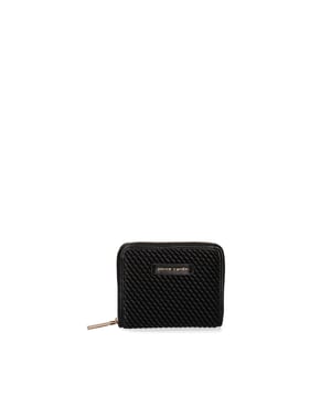 Cartera de mujer. El cierre es con cremallera. Los bolsillos internos son tarjeteros para billetes y monedas. Los bolsillos externos están ausentes. Falta la correa para el hombro. Falta el mango. Hay un compartimento interno. El material externo es 100%PU. Internamente es 100% Poliéster. Medidas: 13x10x3 cm. Producto de moda