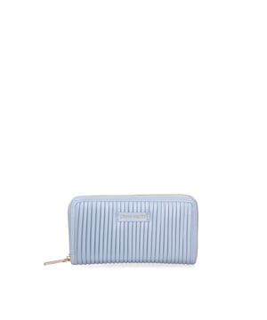 Cartera de mujer. El cierre es con cremallera. Los bolsillos internos son tarjeteros para billetes y monedas. Los bolsillos externos están ausentes. Falta la correa para el hombro. Falta el mango. Hay un compartimento interno. El material externo es 100%PU. Internamente es 100% Poliéster. Medidas: 19x10x3 cm. Producto de moda