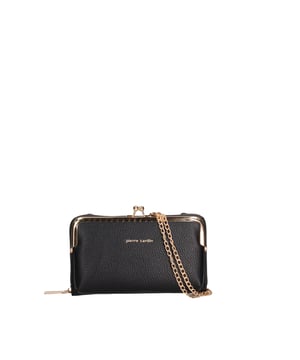 Cartera de mujer. El cierre es con cremallera. Los bolsillos internos tienen cremallera y tarjetero. Los bolsillos externos están ausentes. La bandolera es extraíble en cadena. Falta el mango. Hay dos compartimentos internos. El material externo es 100%PU. Internamente es 100% Poliéster. Medidas: 19x11x4 cm. Producto de moda