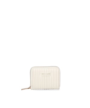 Cartera de mujer. El cierre es con cremallera. Los bolsillos internos son tarjeteros para billetes y monedas. Los bolsillos externos están ausentes. Falta la correa para el hombro. Falta el mango. Hay un compartimento interno. El material externo es 100%PU. Internamente es 100% Poliéster. Medidas: 13x10x3 cm. Producto de moda