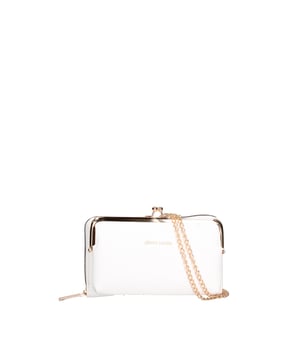 Cartera de mujer. El cierre es con cremallera. Los bolsillos internos tienen cremallera y tarjetero. Los bolsillos externos están ausentes. La bandolera es extraíble en cadena. Falta el mango. Hay dos compartimentos internos. El material externo es 100%PU. Internamente es 100% Poliéster. Medidas: 19x11x4 cm. Producto de moda