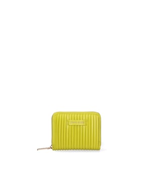 Cartera de mujer. El cierre es con cremallera. Los bolsillos internos son tarjeteros para billetes y monedas. Los bolsillos externos están ausentes. Falta la correa para el hombro. Falta el mango. Hay un compartimento interno. El material externo es 100%PU. Internamente es 100% Poliéster. Medidas: 13x10x3 cm. Producto de moda