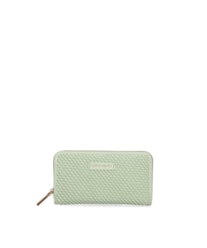 Cartera de mujer. El cierre es con cremallera. Los bolsillos internos son tarjeteros para billetes y monedas. Los bolsillos externos están ausentes. Falta la correa para el hombro. Falta el mango. Hay un compartimento interno. El material externo es 100%PU. Internamente es 100% Poliéster. Medidas: 19x10x3 cm. Producto de moda
