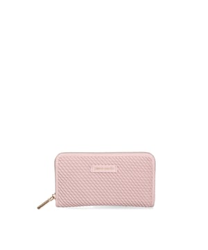 Cartera de mujer. El cierre es con cremallera. Los bolsillos internos son tarjeteros para billetes y monedas. Los bolsillos externos están ausentes. Falta la correa para el hombro. Falta el mango. Hay un compartimento interno. El material externo es 100%PU. Internamente es 100% Poliéster. Medidas: 19x10x3 cm. Producto de moda