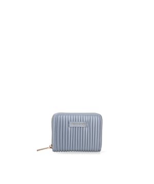 Cartera de mujer. El cierre es con cremallera. Los bolsillos internos son tarjeteros para billetes y monedas. Los bolsillos externos están ausentes. Falta la correa para el hombro. Falta el mango. Hay un compartimento interno. El material externo es 100%PU. Internamente es 100% Poliéster. Medidas: 13x10x3 cm. Producto de moda