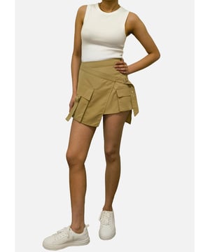 Maak je klaar om hoofden te laten omdraaien met onze Stone Asymmetric Hem Cargo Mini Skort! Dit veelzijdige stuk heeft een unieke snit en functionele cargozakken, perfect voor een casual en comfortabele look. Of je nu een gedurfd statement wilt maken of een dagje boodschappen wilt doen, met deze skort zit je goed.