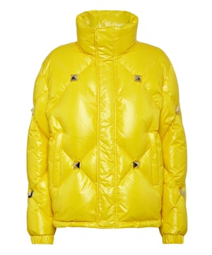 Wees stijlvol in je sportieve outfit met deze gewatteerde donsjas van glanzend nylon met studs. Ritssluiting en zakken met rits. Elastische manchetten. Koord aan onderkant. Nylon voering.