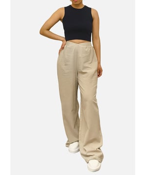Deze Stone Waist Band Detail Wide Leg broek is moeiteloos stijlvol en comfortabel. De wijde pijpen zorgen voor een flatterend silhouet, terwijl het taillebanddetail een vleugje nonchalante elegantie toevoegt. Deze broek is perfect voor elke gelegenheid en een must-have aanvulling op je garderobe.