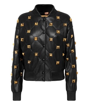 Tachuelas  Chaqueta bomber de cuero acolchado a rombos con tachuelas. Tapa con botones de presión. Dobladillos de piel en punto de canalé. Forro de matelassé moteado.