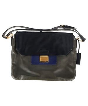 Empfohlener Verkaufspreis
Setzen Sie ein markantes Statement mit der Miu Miu Flap Schultertasche aus mehrfarbigem Leder. Sie verbindet verspielte Farbtöne mit der markentypischen Eleganz. Die strukturierte Silhouette und die kräftige Farbpalette bieten die perfekte Balance aus trendigem Flair und Alltagstauglichkeit. Kombinieren Sie sie mit einem monochromen Outfit und lassen Sie die Tasche zum Mittelpunkt Ihres Looks werden.

Miu Miu Flap Schultertasche aus mehrfarbigem Leder

Zustand: Ausgezeichnet
Gebrauchsspuren: Kein Etikett, Keine sichtbaren Gebrauchsspuren. Unbenutzt oder einmal benutzt, aber wie neu.
Verpackung: Keine
Farbe: Mehrfarbig
Material: Leder | Leder
Größe: Einheitsgröße | Einheitsgröße
Maße: Breite: 20; Höhe: 300; Länge: 400
Artikelnummer: NAPPUGBBA470919W