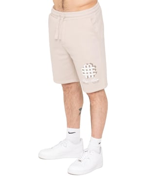 Mantente cómodo y con estilo con los shorts estampados para hombre de Enzo Milano. Con un corte regular y forro polar suave, estos shorts son perfectos para días informales o fines de semana relajados. La cintura elástica con cordón ajustable ofrece un ajuste seguro y personalizado, mientras que dos prácticos bolsillos laterales brindan espacio para lo esencial. Un llamativo estampado en relieve en la pierna añade un toque destacado a esta prenda básica del día a día.