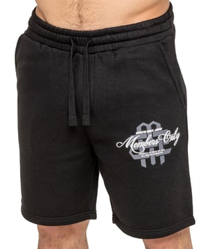 Mantente cómodo y con estilo con los shorts estampados para hombre de Enzo Milano. Con un corte regular y forro polar suave, estos shorts son perfectos para días informales o fines de semana relajados. La cintura elástica con cordón ajustable ofrece un ajuste seguro y personalizado, mientras que dos prácticos bolsillos laterales brindan espacio para lo esencial. Un llamativo estampado en relieve en la pierna añade un toque destacado a esta prenda básica del día a día.