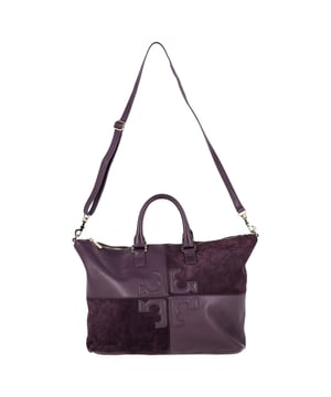 Empfohlener Verkaufspreis
Die Tory Burch Natalie Satchel aus luxuriösem Auberginenleder und pflaumenfarbenem Wildleder vereint Eleganz mit Funktionalität. Die strukturierte Silhouette besticht durch goldfarbene Metalldetails, zwei gerollte Tragegriffe und einen optionalen Schultergurt für vielseitigen Tragekomfort. Das farblich abgestimmte, gewebte Innenleben bietet mit drei Innentaschen, darunter eine mit Reißverschluss, reichlich Stauraum. Das Logo auf der Vorderseite verleiht der Tasche ein charakteristisches Finish.

Mit Staubbeutel

Tory Burch Natalie Satchel aus lila Wildleder & Leder
Zustand: Ausgezeichnet
Gebrauchsspuren: Kein Etikett, Keine sichtbaren Gebrauchsspuren. Unbenutzt oder einmal benutzt, aber wie neu.
Verpackung: Staubbeutel
Farbe: Violett | Lila
Material: Leder | Leder
Größe: Einheitsgröße | Einheitsgröße
Maße: Breite: 140; Höhe: 290; Länge: 350; Grifflänge: 110; Riemenlänge: 900
Artikelnummer: TONPUGBBA469730W