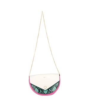Empfohlener Verkaufspreis
Verleihen Sie Ihrer Accessoire-Kollektion mit der Mulberry Schultertasche mit Schlangenleder-Print einen markanten Touch. Das mehrfarbige Leder sorgt für ein luxuriöses, auffälliges Finish. Das strukturierte Design und das auffällige Muster verleihen jedem Outfit eine markante und zugleich elegante Note. Kombinieren Sie sie mit einem komplett schwarzen Outfit oder neutralen Tönen, um die Tasche als ultimatives Style-Statement hervorzuheben.

Mulberry Schultertasche mit Schlangenleder-Print aus mehrfarbigem Leder

Zustand: Ausgezeichnet
Gebrauchsspuren: Kein Etikett, Keine sichtbaren Gebrauchsspuren. Unbenutzt oder einmal benutzt, aber wie neu.
Verpackung: Staubbeutel
Farbe: Mehrfarbig
Material: Leder | Leder
Größe: Einheitsgröße | Einheitsgröße
Maße: Breite: 50; Höhe: 180; Länge: 250; Grifflänge: 0; Riemenlänge: 1000
Artikelnummer: NAPPUGBBA470918W