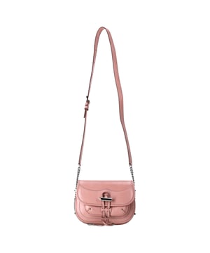 Empfohlener Verkaufspreis
Veredeln Sie Ihren Alltagsstil mit der Tod's Medium Fiocco Crossbody Bag aus weichem rosa Leder mit edlen silberfarbenen Metalldetails. Diese vielseitige Tasche verfügt über einen Knebelverschluss vorne, mehrere praktische Fächer und ein mit Wildleder gefüttertes Innenfutter mit Kartenfächern für eine übersichtliche Organisation. Dank des verstellbaren Ketten- und Lederriemens lässt sie sich als Schulter- oder Crossbody-Tasche tragen, während die beiden Außenfächer praktische Funktionen bieten.

Tod's Medium Fiocco Crossbody Bag aus rosa Leder
Zustand: Ausgezeichnet
Gebrauchsspuren: Kein Etikett, Keine sichtbaren Gebrauchsspuren. 
Verpackung: Keine
Farbe: Rosa
Material: Leder
Größe: Einheitsgröße
Maße: Breite: 50; Höhe: 190; Länge: 210; Riemenlänge: 1250
Artikelnummer: NAPPUDEBA473813W