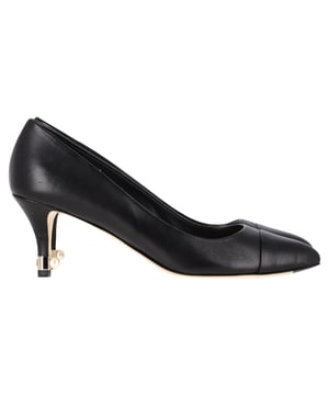 VINTAGE, RRP AS NEW
Crafted from luxurious black lambskin, these Chanel Cap Toe Pumps bring sophistication to any ensemble. From the Fall/Winter 2013 Collection designed by Karl Lagerfeld, the pumps feature interlocking CC logo accents on the front, enhanced with faux pearl details for a refined yet bold statement. The semi-pointed toe is adorned with studded accents, adding an edge to the classic cap-toe design.

Chanel Cap Toe Pearl Detail CC Logo Pumps in Black Leather
Condition: Very good
Signs of wear: Minor markings, Lightly used but very well maintained. Minor mark at soles & creasing, light scuffing at the soles and heels.
Packaging: Dust bag
Color: black
Material: Leather | leather
Size: EU | 39
Measurements: Heel height: 70; Insole length: 280
SKU: NAPPUGBSH474225W