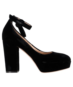 VINTAGE, RRP AS NEW
Timeless sophistication meets modern allure with the Gianvito Rossi Mary Jane Pumps in Black Suede. Crafted from sumptuous suede, these iconic heels feature a classic Mary Jane strap for a flattering fit, paired with a sleek stiletto heel that exudes refined femininity. The understated black hue makes them versatile enough to elevate any look — from tailored office wear to a night out. A signature style that speaks to effortless elegance and endless versatility.

Gianvito Rossi Mary Jane Pumps in Black Suede 
Condition: Excellent
Signs of wear: No visible sign of wear. No Mark at insole.,  Very light mark at soles.
Packaging: None
Color: Black 
Material: Suede | suede
Size: EU | 39.5
Measurements: Heel height: 115; Insole length: 280
SKU: NAPPUGBSH474408W