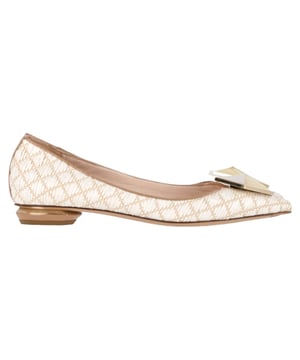 Empfohlener Verkaufspreis
Die Nicholas Kirkwood Ballerinas mit Hexagon-Detail aus cremefarbenem Raffia verkörpern die markentypische Kombination aus Luxus und Innovation. Gefertigt aus strukturiertem Raffia, bestechen diese Ballerinas durch ein einzigartiges sechseckiges Detail, das dem Design eine skulpturale, geometrische Note verleiht. Der cremige Farbton bietet eine vielseitige, neutrale Option, die zu allem passt, vom Sommerkleid bis zur maßgeschneiderten Hose. Leicht und bequem, vereinen diese Ballerinas Stil und Funktionalität – ideal für alle, die raffinierte Eleganz mit modernem Flair suchen.

Nicholas Kirkwood Ballerinas mit Hexagon-Detail aus cremefarbenem Raffia
Zustand: Sehr gut
Gebrauchsspuren: Leichte Gebrauchsspuren, wenig getragen, aber sehr gut erhalten. Leichte Gebrauchsspuren an Sohlen und Knickspuren, leichte Abnutzungsspuren an Sohlen und Absatz.
Verpackung: Keine
Farbe: Weiß | Creme
Material: Raffia
Größe: EU | 38,5
Maße: Innensohlenlänge: 290
Artikelnummer: NAPPUGBSH473805W