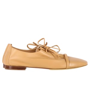 Empfohlener Verkaufspreis
Die Malone Souliers June Loafer aus braunem Kalbsleder bieten zeitlose Eleganz für jeden Tag. Sie wurden mit viel Liebe zum Detail gefertigt und überzeugen durch ihr edles, poliertes Finish. Ihre klassische Silhouette wird durch das markentypische Riemendetail aufgewertet und verbindet Tradition mit modernem Touch. Kombinieren Sie sie mit einer verkürzten Hose und einem strukturierten Blazer für einen eleganten, lässigen Look – perfekt fürs Büro und den Alltag.

Malone Souliers June Loafer aus braunem Kalbsleder

Zustand: Gut
Gebrauchsspuren: Moderate Gebrauchsspuren
Verpackung: Staubbeutel
Farbe: Braun | Ocker
Material: Leder | Kalbsleder
Größe: IT | 37,5
Maße: Innensohlenlänge: 280
Artikelnummer: NAPPUGBSH472438W