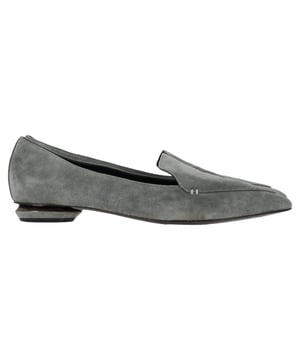 Empfohlener Verkaufspreis
Architektonische Eleganz trifft auf Alltagstauglichkeit.
Die Nicholas Kirkwood Beya Loafer aus grauem Wildleder vereinen Eleganz und Komfort. Gefertigt in Italien aus weichem, geformtem Wildleder, zeichnen sich diese Loafer durch den markentypischen geometrischen Absatz und die elegante, spitze Zehenpartie aus und verleihen ihnen eine raffinierte, moderne Silhouette. Der sanfte Grauton sorgt für Vielseitigkeit und lässt sich mühelos mit allem kombinieren, von maßgeschneiderten Hosen bis hin zu lässigem Denim. Dezent und doch unverwechselbar – der perfekte Begleiter für elegante Tage unterwegs.

Nicholas Kirkwood Beya Loafer aus grauem Wildleder
Zustand: Sehr gut
Gebrauchsspuren: Leichte Gebrauchsspuren, wenig getragen, aber sehr gut erhalten. Leichte Gebrauchsspuren an Sohlen und Knickspuren, leichte Abnutzungsspuren an Sohlen und Absatz.
Verpackung: Keine
Farbe: Grau
Material: Wildleder | Wildleder
Größe: EU | 38,5
Maße: Innensohlenlänge: 290
Artikelnummer: NAPPUGBSH473812W