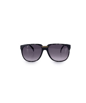 Empfohlener Verkaufspreis
Die raffinierte und unverschämt kühne Vintage-Sonnenbrille 8802 P 093 von Yves Saint Laurent ist ein Inbegriff französischer Eleganz der 1980er Jahre. Dieses in Frankreich im typischen YSL-Flair hergestellte Modell verfügt über einen markanten schwarzen Acetatrahmen mit klaren Linien und selbstbewusster Form für eine zeitlose Wirkung. Die grau verlaufenden Gläser bieten 100 % UV-Schutz und bieten sowohl Stil als auch Substanz mit einem kühlen, rauchigen Reiz. An den Schläfen glänzt das kultige YSL-Logo aus goldfarbenem Metall auf dem Schwarz, eine raffinierte Anspielung auf das Erbe des dezenten Luxus der Marke. Als wahres Sammlerstück transportiert diese Sonnenbrille den Geist der kraftvollen Ästhetik von Saint Laurent – klassisch, souverän und ewig schick. Zustandsbewertung: A – AUSGEZEICHNET. Zustandsdetails: Wenig verwendet. Gläser und Rahmen in ausgezeichnetem Zustand. Bitte überprüfen Sie die Bilder sorgfältig. Einige zeigen Pfeile, die auf offensichtliche Mängel hinweisen. Fragen Sie bitte nach, wenn Sie weitere Details benötigen oder Fragen haben. Maximale Brillenbreite: 140 mm. Brillenbügel: 140 mm. Maximale Brillenglasbreite: 58 mm. Maximale Brillenglasbreite: 46 mm. Brillenstegbreite: 12 mm. Maße: Breite: 140 mm, Höhe: 46 mm.