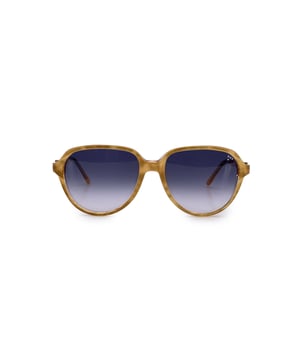Empfohlener Verkaufspreis
Winde des Stils: Vintage Yves Saint Laurent EOLE Sonnenbrille. Ein wahrer Schatz aus den Archiven der Mode der 1980er Jahre. Diese Vintage Yves Saint Laurent EOLE Sonnenbrille bringt einen Hauch von kühner Eleganz in jede Sammlung. Benannt nach dem mythologischen Gott des Windes, macht EOLE (Modell 56/16) seinem Namen alle Ehre – leicht, fließend und auffallend stilvoll. Der ovale Rahmen vereint roten, weißen und durchsichtigen Kunststoff in einer einzigartig grafischen Komposition, akzentuiert mit glänzendem goldfarbenen Metall. Zustandsbewertung: A – AUSGEZEICHNET. Zustandsdetails: Wenig verwendet. Gläser und Rahmen in ausgezeichnetem Zustand. Bitte sehen Sie sich die Bilder sorgfältig an. Einige zeigen Pfeile, die auf offensichtliche Mängel hinweisen. Bitte fragen Sie, wenn Sie weitere Details benötigen oder Fragen haben. Maximale Brillenbreite: 137 mm. Brillenbügel: 140 mm. Maximale Brillenglasbreite: 54 mm. Maximale Brillenglasbreite: 46 mm. Brillenstegbreite: 16 mm. Maße: Breite: 137 mm