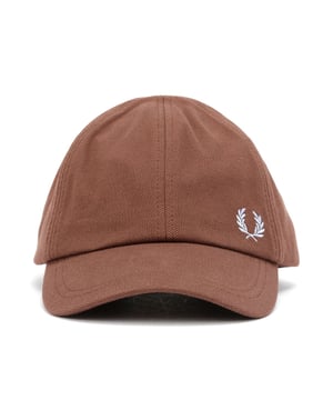 Klassische Kappe aus 100 % Baumwolle für atmungsaktiven Komfort. Verfügt über eine verstellbare matte Metallclip-Befestigung für eine individuelle Passform und die charakteristische Lorbeerkranzlogo-Stickerei für einen ikonischen Abschluss.