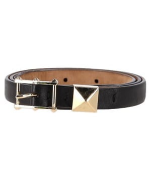 Empfohlener Verkaufspreis
Der Valentino Garavani One Stud Gürtel aus schwarzem Leder ist ein markantes und zugleich minimalistisches Statement-Piece. Gefertigt aus hochwertigem Kalbsleder, besticht er durch den ikonischen, übergroßen Nieten aus Antikmessing, der ihm einen Hauch von kantiger Eleganz verleiht. Sein vielseitiges Design betont mühelos die Taille und betont sowohl strukturierte als auch fließende Silhouetten. **Styling-Tipp:** Tragen Sie ihn über einem Blazer oder einem Oversize-Kleid und verleihen Sie Ihrem Look im Handumdrehen den typischen Valentino-Flair.

Valentino Garavani One Stud Gürtel aus schwarzem Leder

Zustand: Sehr gut
Gebrauchsspuren: Wenig getragen, aber sehr gut erhalten. Kann leichte Gebrauchsspuren, Kratzer, abgenutzte Ecken und leichte Abnutzungsspuren im Inneren aufweisen.
Verpackung: Keine
Farbe: Schwarz
Material: Leder
Größe: Einheitsgröße
Maße: Breite: 15; Länge: 880
Artikelnummer: NAPPUGBAC472287W