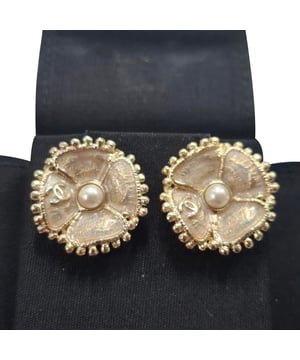 Empfohlener Verkaufspreis
Zart und doch ikonisch: Die Chanel CC Flower Ohrstecker aus goldfarbenem Metall verleihen jedem Look eine feminine Note. Mit dem klassischen, ineinandergreifenden CC-Symbol, eingebettet in ein florales Motiv, vereinen sie Eleganz mit dem typischen Chanel-Charme. Perfekt für den Alltag oder als Geschenk, verleihen diese Ohrstecker jeder Schmucksammlung einen edlen Glanz.

Chanel CC Flower Ohrstecker aus goldfarbenem Metall

Zustand: Ausgezeichnet
Gebrauchsspuren: Unbenutzt oder einmal getragen, aber wie neu.
Verpackung: Box
Farbe: Gold
Material: Metall
Größe: Einheitsgröße | Einheitsgröße
Maße: Breite: 25; Höhe: 25
Artikelnummer: NAPPUGBJE475902W
